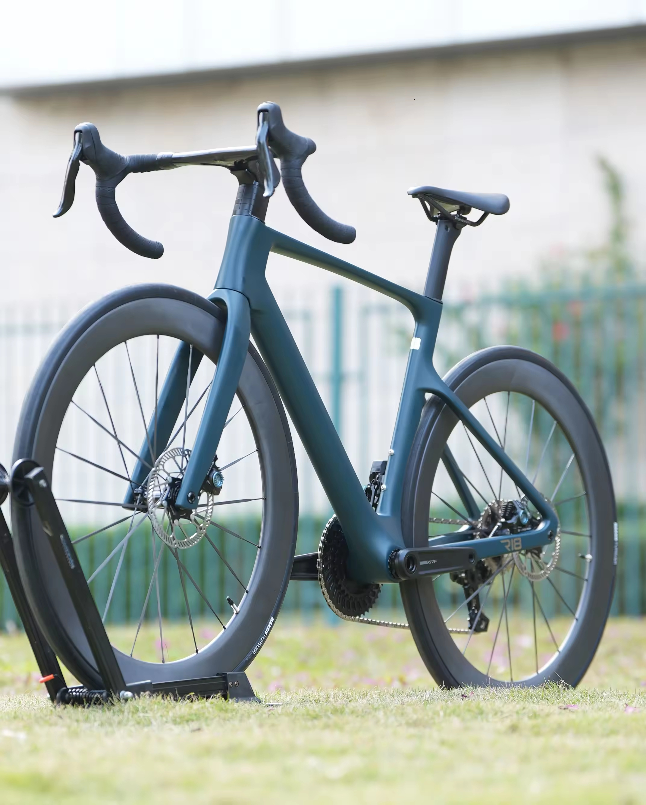 TWITTER Newest Style R18 Racing Full Carbon Light Weight Road Bike With WheelTop TX-24S Wireless Electric Disc Brake Racing Bike