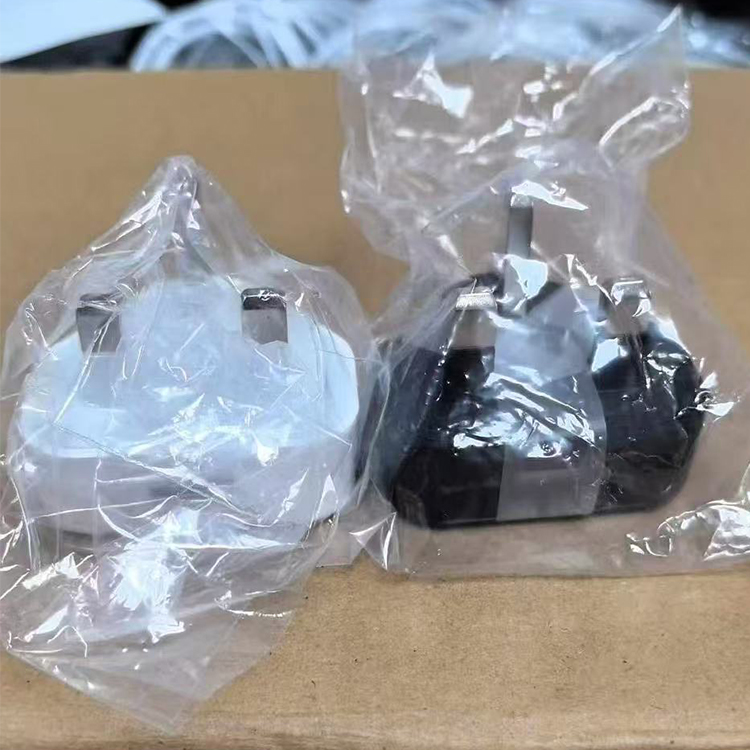 British Standard (BS-certified) three-pin charger, with rounded design, supports 5V2A basic charging or 20PD fast charging, and