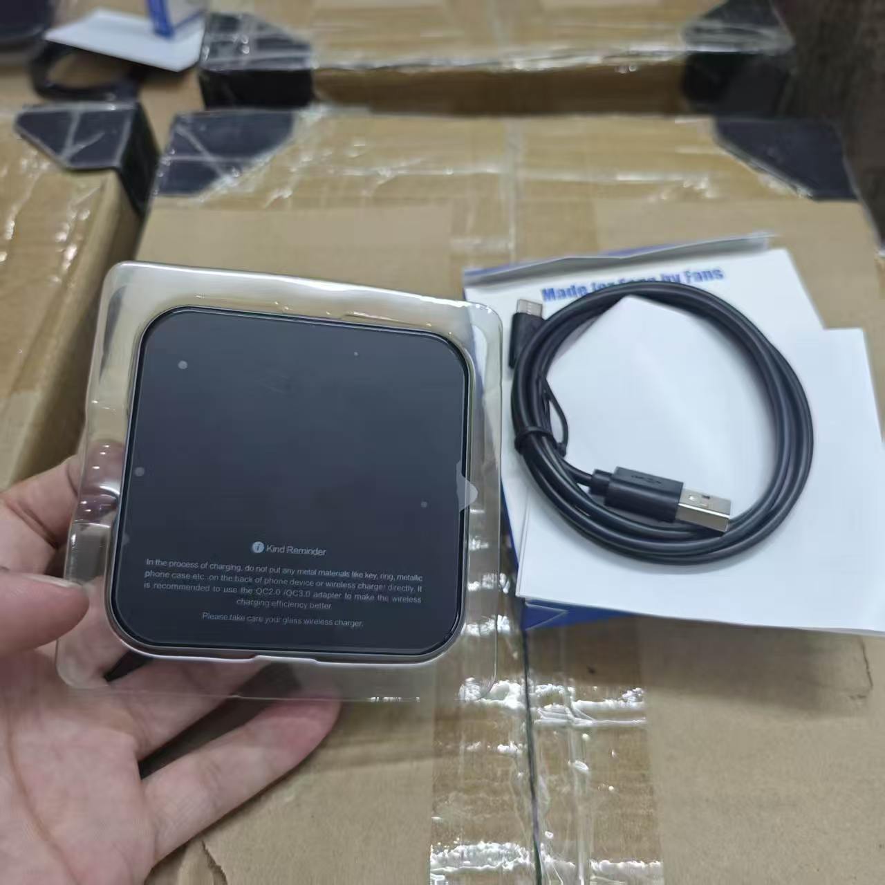 Desktop wireless charger, including fabric round models and glass square models, supports 15W10W wireless fast charging, and bel